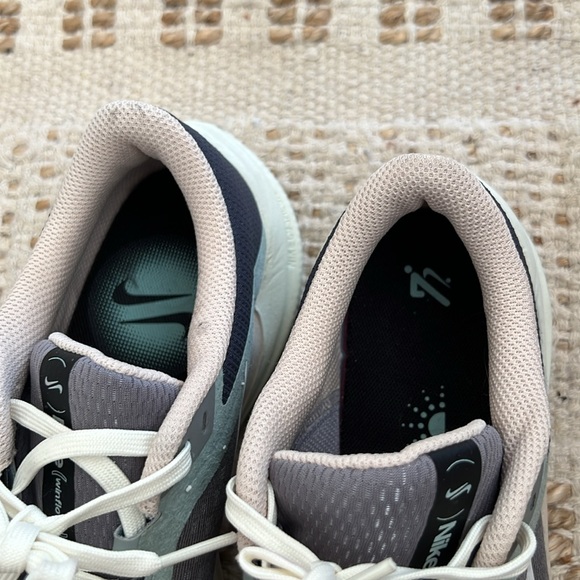 Nike Winflo 10 Men’s 7 / Womens 8.5 Like New - Picture 4 of 6